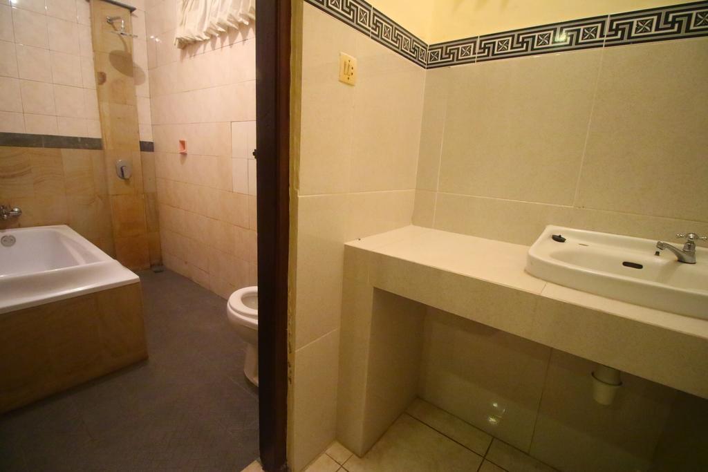Adi Santia Guest house *